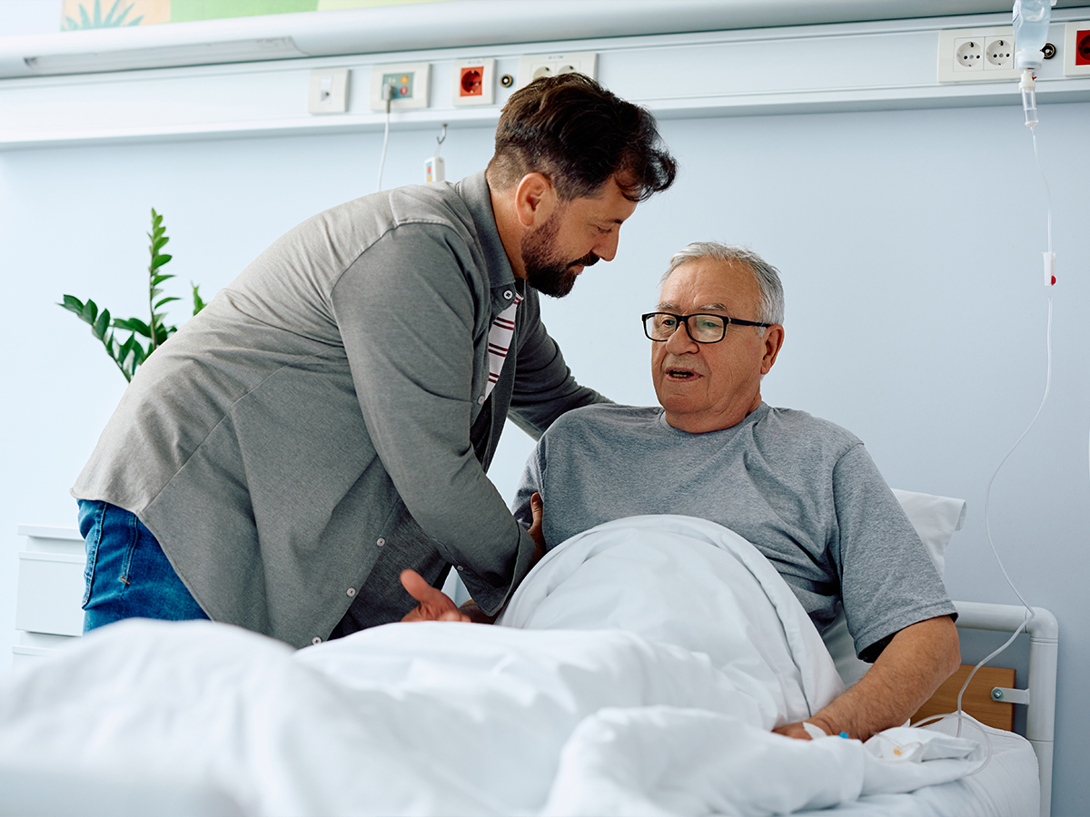 Persona cuidando de su familiar hospitalizado